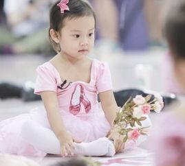 甜馨现在的照片,童颜童趣，萌态可掬